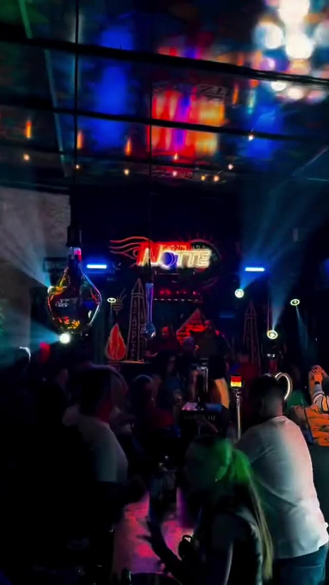 Discoteca móvil Nostra Notte con DJ, sonido e iluminación en una fiesta