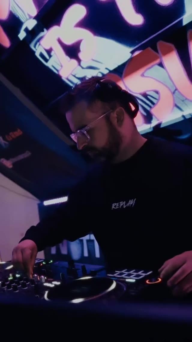 DJ profesional de Nostra Notte preparando una sesión para una fiesta