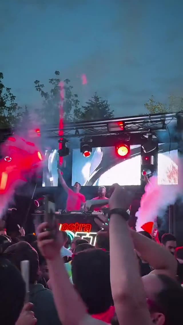 Espectáculo con iluminación y efectos de Nostra Notte durante un evento
