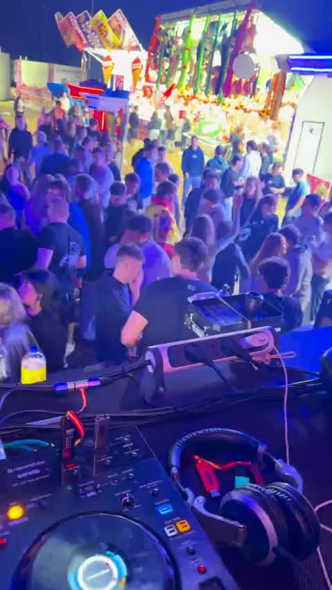 Fiesta de pueblo con discoteca móvil, luces y público de Nostra Notte