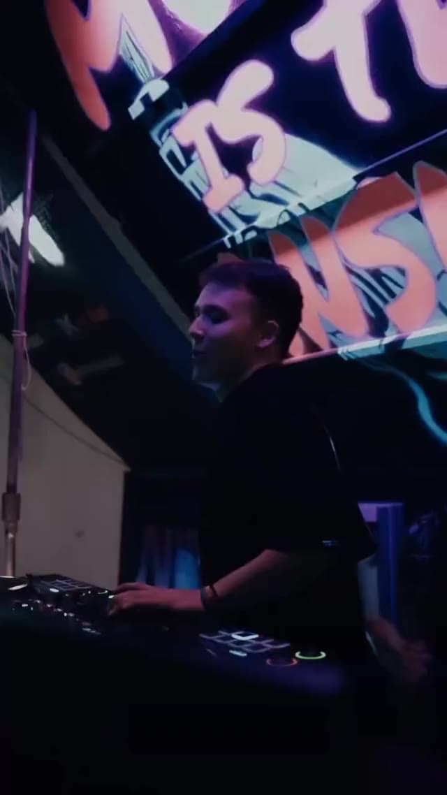 Cabina del DJ de Nostra Notte mezclando en directo durante una fiesta nocturna.