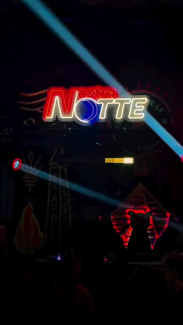 Equipo de sonido e iluminación profesional de Nostra Notte en un evento